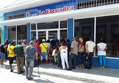 Foto: Granma Personas en cola con ropa de diferentes colores para entrar en un almacén en Cuba